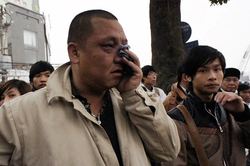 Không chở khách, lái xe taxi suýt bị… móc mắt