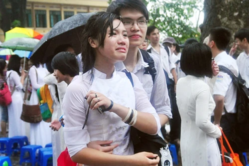 Nữ sinh Chu Văn An: Nhòa lệ chia tay giữa trời mưa