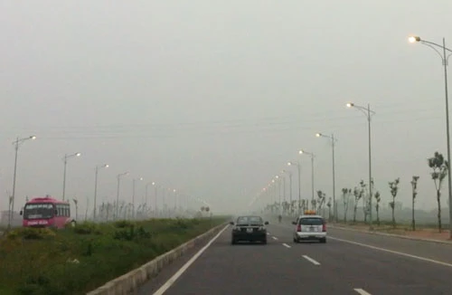 Hàng km đèn cao áp rực sáng giữa trưa