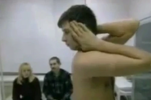 Kinh dị màn xoay đầu từ trước về sau lưng