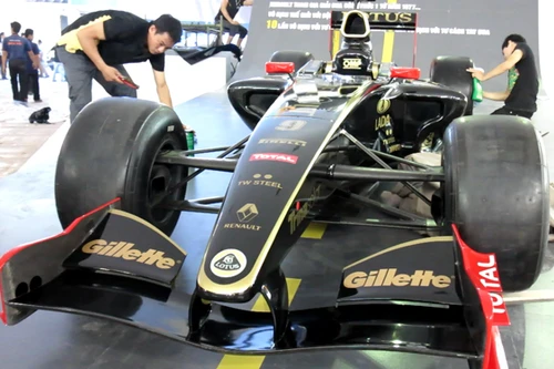 Xe đua công thức 1 xuất hiện tại Hà Nội