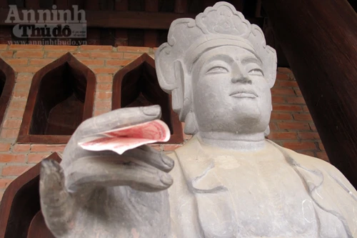 Ngán ngẩm cảnh hàng trăm tượng La Hán bị "ép" cầm tiền lẻ