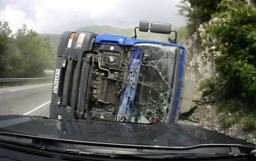 Điếng người xem cảnh xe tải qua cua lật nghiêng