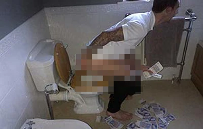 Sốc: Hậu vệ của West Brom dùng tiền chùi mông thay giấy toilet