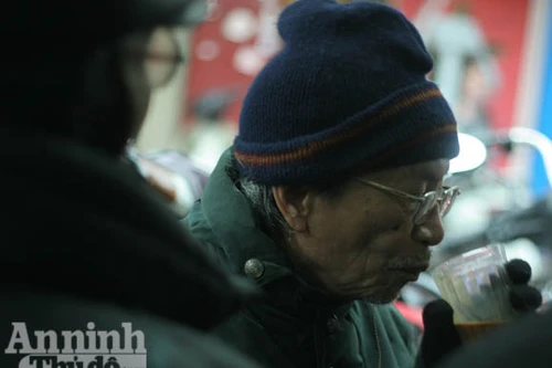 Hà Nội có một góc phố "Cà-phê người già"