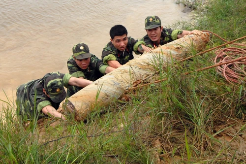 Mò sắt trên sông Đuống, vớt được…bom tạ