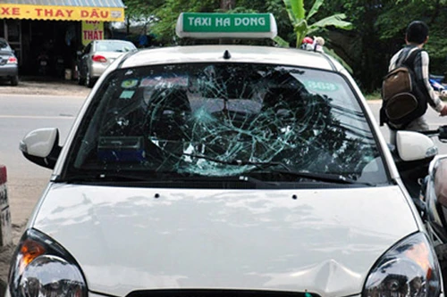 HN:"Nữ xế" taxi hất tung CSGT lên nắp ca-pô