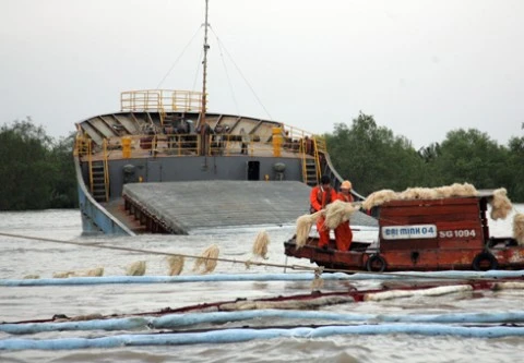 Cứu hộ tàu chở ximăng chìm ở vùng biển Nghệ An