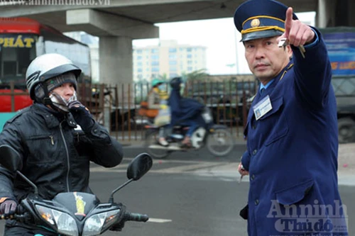 Mỏi miệng thổi còi, ngăn xe máy đi vào đường cao tốc