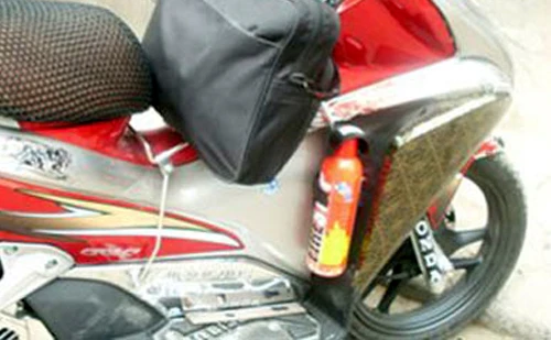 Xe cháy liên miên, rộ mốt lắp bình cứu hỏa mini