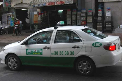 Ăn theo giá xăng, taxi bắt đầu tăng cước