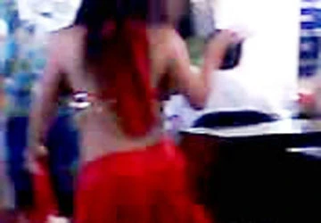 Sốc: Ủy ban phường họp đầu năm với lắc ngực, ngoáy mông