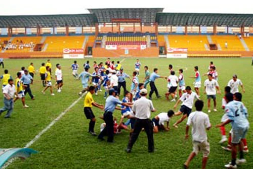 Tham gia loạn đả, Đức Lễ- Anh Tuấn mất suất tại ĐT U19 QG