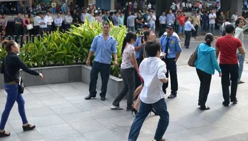 Hà Nội, TP Hồ Chí Minh nháo nhào vì dư chấn động đất