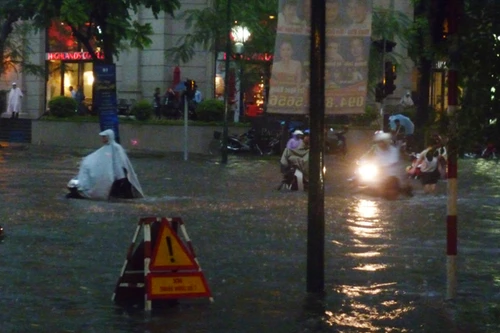 Hà Nội ngập úng sau trận mưa giải nhiệt