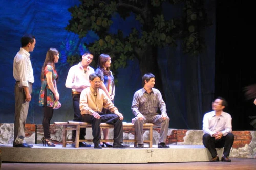 Đất đai, cá độ, chứng khoán... cùng 'bước' vào cải lương