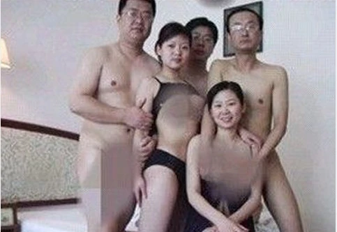 Trung Quốc: Lộ ảnh thác loạn tập thể của "quan huyện"