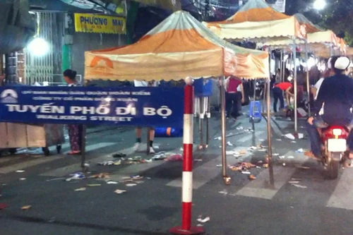 HN: Ngập ngụa rác ở chợ đêm phố cổ