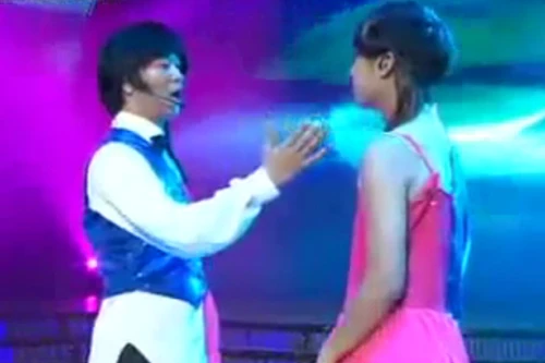 Gai người xem ban nhạc "lưỡng tính"