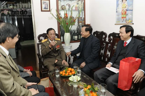 Bí thư Thành ủy chúc tết gia đình người có công