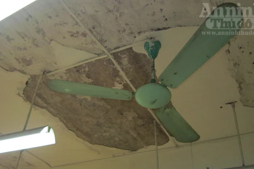 Hà Nội: Vữa trần rơi trúng đầu, một nữ sinh nhập viện