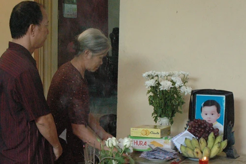 Rơi xuống hố công trình, bé gái 22 tháng tuổi tử vong