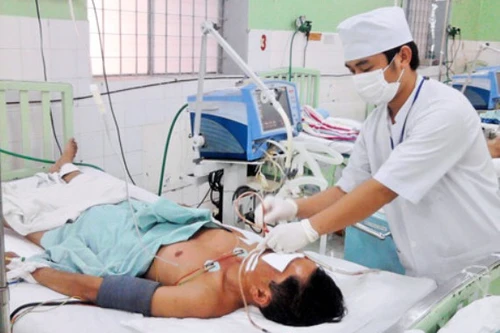 Chống ngộ độc rượu bằng cách pha chất chỉ thị màu vào cồn công nghiệp