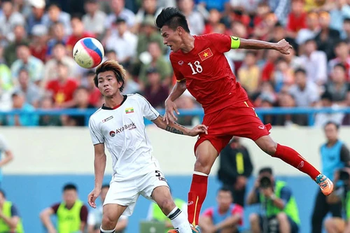 Đá giữa trưa, BTC hứa đóng mái che và bật điều hòa khắp sân