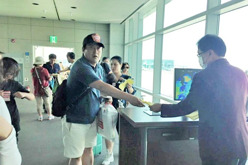 Hành khách có thân nhiệt bình thường mới được nhập cảnh