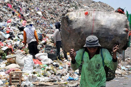 [ẢNH] Cận cảnh cuộc sống vất vả mưu sinh tại bãi rác lớn nhất thế giới