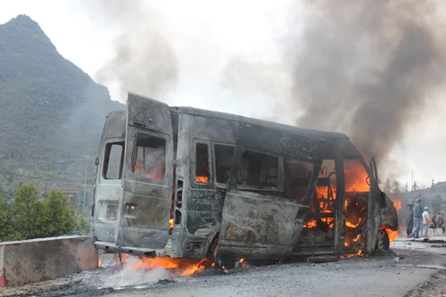 Đang đổ đèo, ô tô 16 chỗ bỗng bốc cháy dữ dội