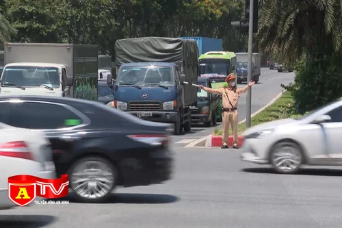 CSGT Hà Nội căng mình làm nhiệm vụ trong điều kiện thời tiết khắc nghiệt