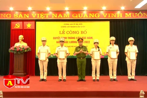 Thăng cấp bậc hàm, nâng lương cho 174 cán bộ chiến sỹ công an quận Cầu Giấy