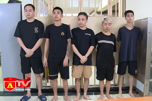 Bị quán bar giữ người vì không đủ tiền thanh toán