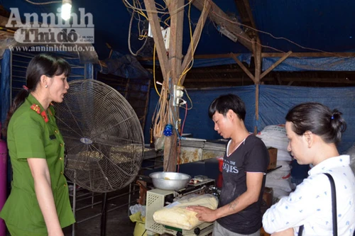 Cận cảnh cơ sở sản xuất bánh không phép, sử dụng nguyên liệu quá hạn