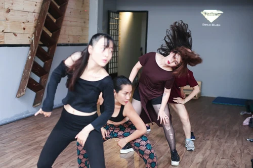 Top 8 Idol miệt mài tập luyện vũ đạo, chinh phục dòng nhạc EDM