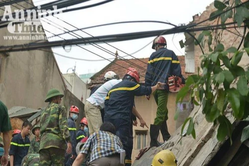 Đưa nạn nhân ra khỏi hiện trường vụ sập nhà nghiêm trọng tại 43 Cửa Bắc 