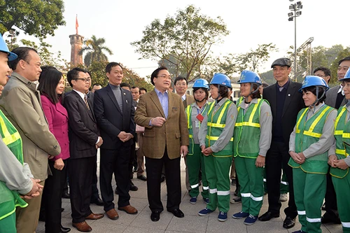 Bí thư Thành ủy Hoàng Trung Hải thăm hỏi, động viên các đơn vị ứng trực phục vụ nhân dân dịp Tết