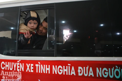 Cảm động chuyến xe tình nghĩa đưa bệnh nhân nhi về quê ăn tết