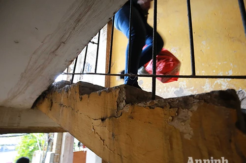 Danh sách 42 chung cư nguy hiểm Các tòa nhà mức độ nguy hiểm D: Tòa nhà G6A Thành Công, quận Ba Đình, đơn nguyên 1,2, nhà xây gạch cao 5 tầng. Tòa Nhà A Ngọc Khánh, quận Ba Đình, đơn nguyên 1, nhà lắp ghép tấm lớn cao 5 tầng. Các tòa nhà mức độ nguy hiể