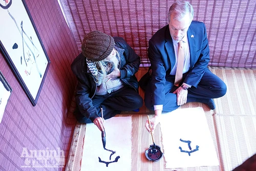 Xem Đại sứ Mỹ viết thư pháp đón chào năm mới Bính Thân