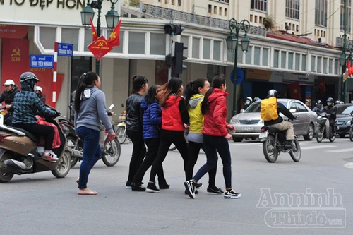 Người đi bộ "hồn nhiên" vi phạm Luật Giao thông
