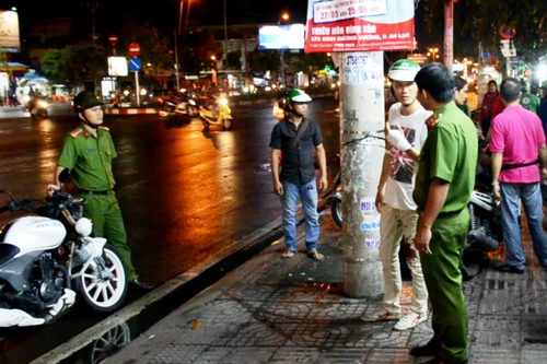 "Xe ôm" GrabBike dừng đối diện bến xe bị người lạ chém nhập viện