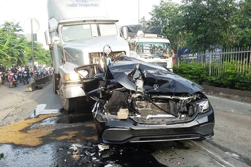 Bị 2 container đâm bẹp dúm, lái xe Mercedes-Benz vẫn an toàn tính mạng