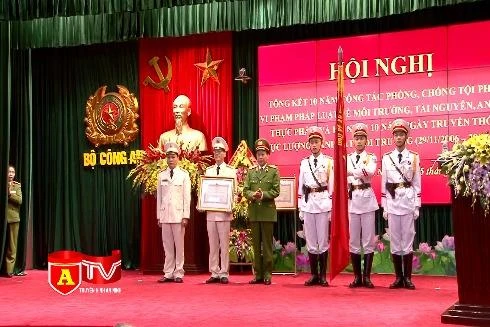 Cục Cảnh sát phòng chống tội phạm về môi trường đón nhận Huân chương BVTQ hạng Nhì