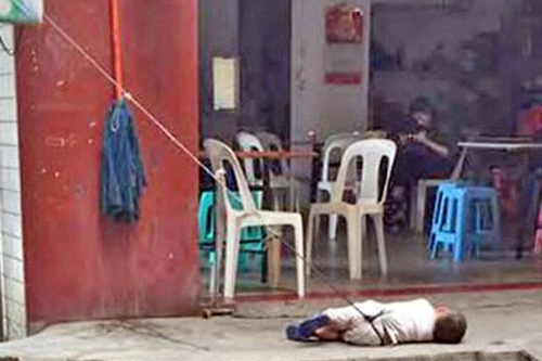 Bà trói cháu 2 tuổi trước cửa hàng