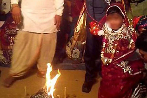 Cô dâu 5 tuổi òa khóc trong đám cưới tại Ấn Độ