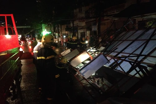 Biển quảng cáo "khổng lồ" bị đổ sập trong cơn giông 