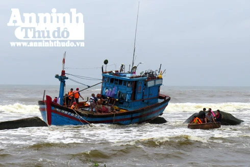 Một tàu cá bị chìm do thời tiết xấu