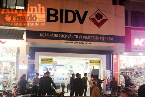 Truy bắt tên cướp táo tợn, xông vào ngân hàng, dùng súng khống chế nhân viên cướp tiền